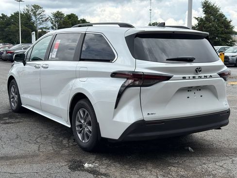 New 2026 Toyota Sienna XLE FWD image 7