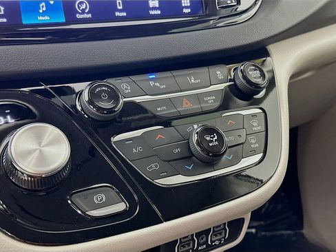 Certified 2024 Chrysler Pacifica Touring-L image 24