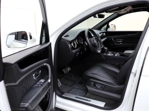 Used 2017 Bentley Bentayga image 2