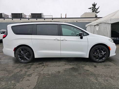 New 2026 Chrysler Pacifica Select image 9