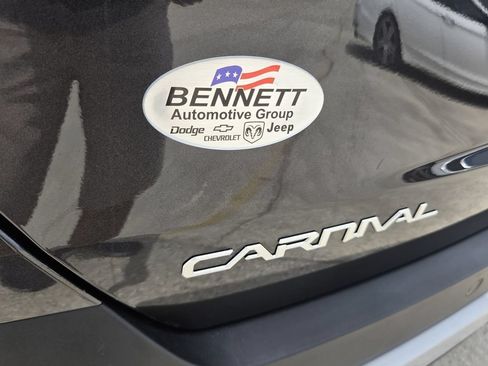Used 2025 Kia Carnival FWD image 16