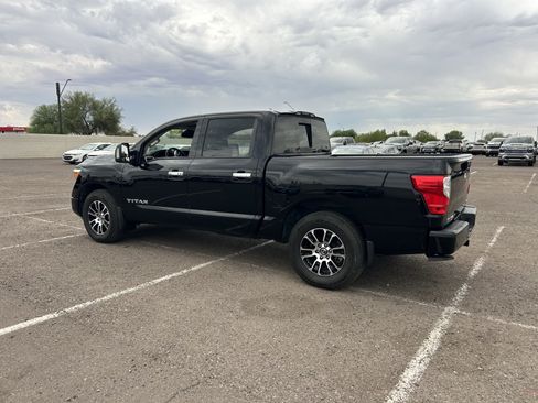 Used 2021 Nissan Titan SV w/ SV Convenience Package RWD image 3
