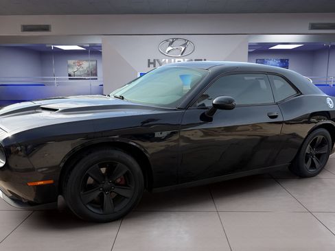 Used 2016 Dodge Challenger SXT RWD image 9