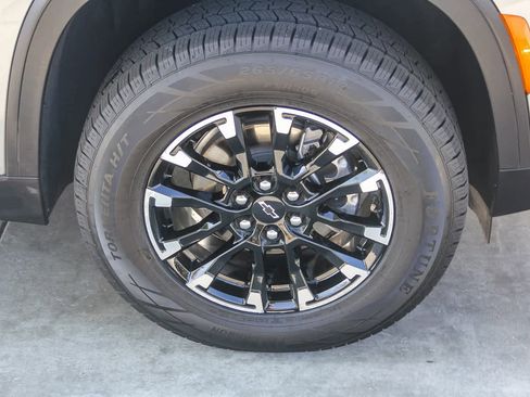 Used 2025 Chevrolet Traverse Z71 image 9