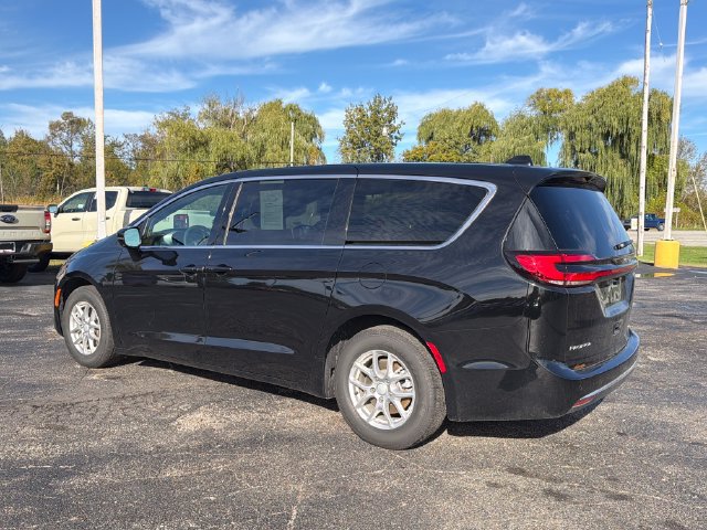 Used 2027 Chrysler Pacifica Select FWD image 4