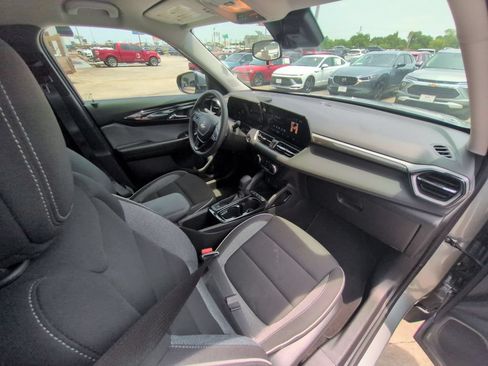 Used 2025 Chevrolet TrailBlazer LT AWD/4WD image 32