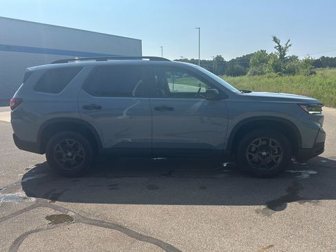 Used 2025 Honda Pilot TrailSport image 6