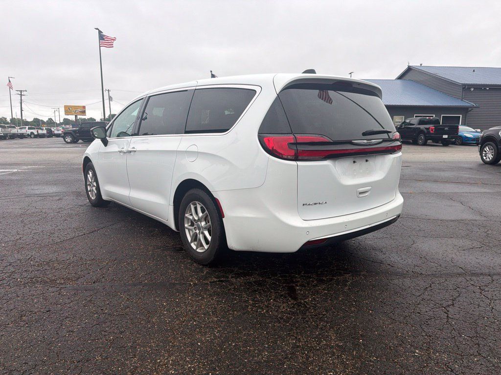 Used 2024 Chrysler Pacifica Touring-L FWD image 4