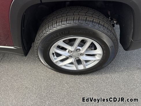 Certified 2025 Jeep Grand Cherokee Laredo X image 24