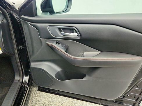 Used 2025 Nissan Rogue SV image 25