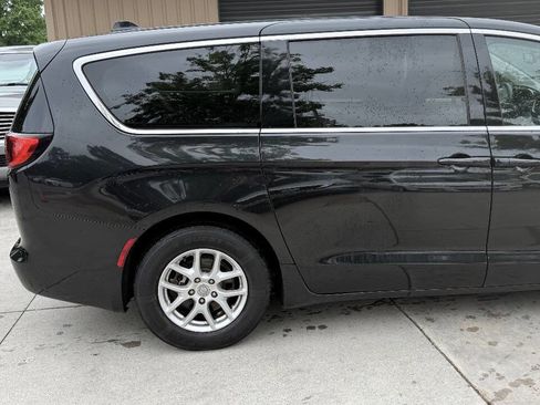 Used 2017 Chrysler Pacifica Touring FWD image 16