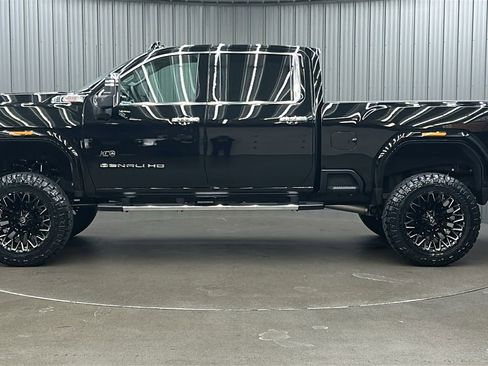 Used 2025 GMC Sierra 3500 Denali image 2