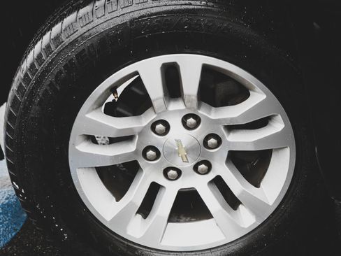 Used 2018 Chevrolet Suburban LT image 21