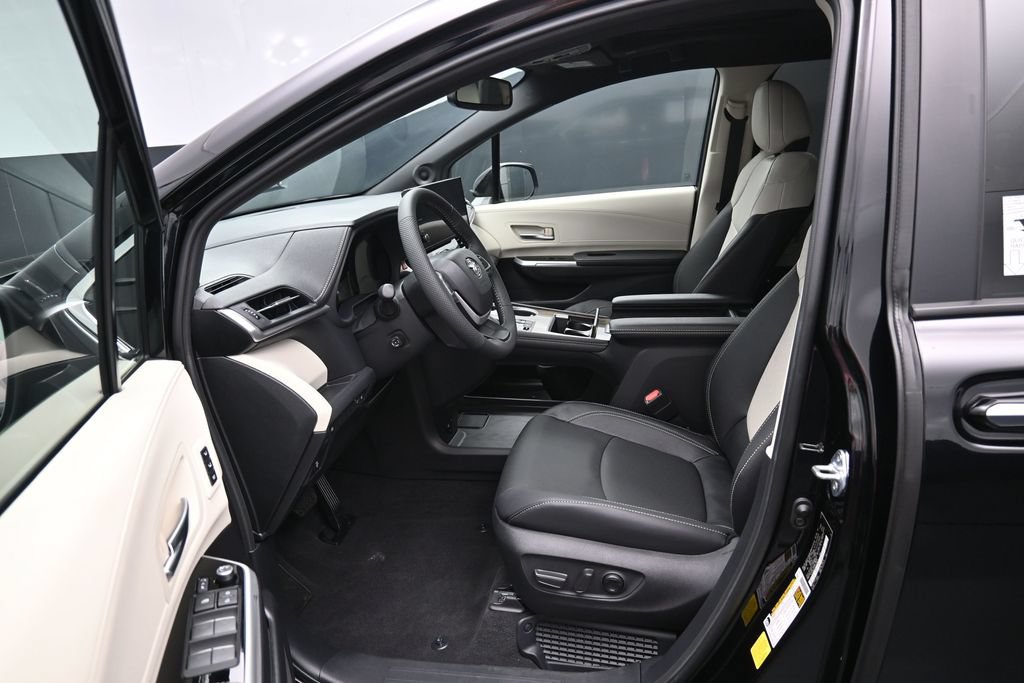 Used 2026 Toyota Sienna Limited FWD image 9