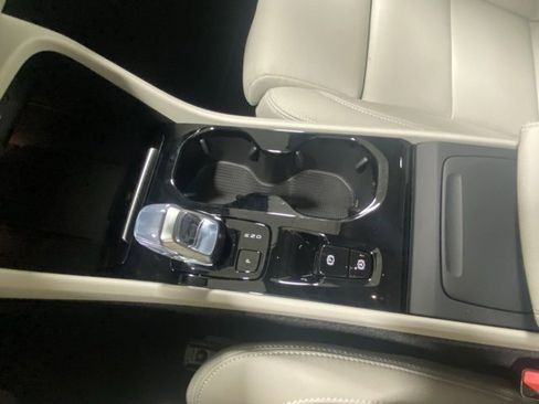 Certified 2025 Volvo XC40 B5 Ultra image 27