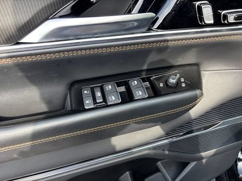Used 2025 Jeep Grand Wagoneer Series III w/ Rear Seat Video Group 1 AWD/4WD image 18