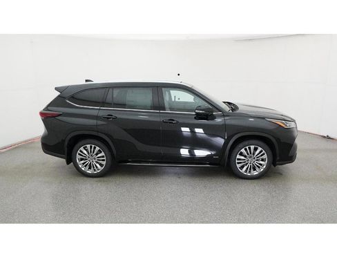 New 2026 Toyota Highlander Platinum image 11