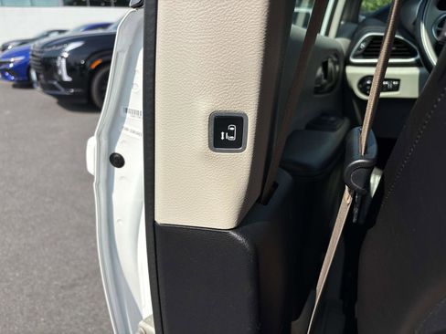 Used 2018 Chrysler Pacifica Limited image 15