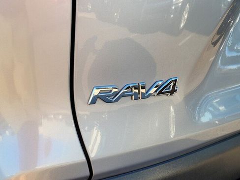 Used 2020 Toyota RAV4 LE image 11