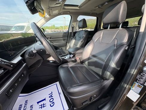 Used 2025 Kia Telluride S FWD image 28