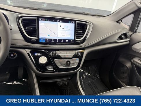 Used 2025 Chrysler Pacifica Limited FWD image 9