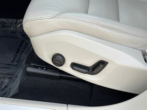 Used 2023 Volvo XC60 T8 Plus image 22