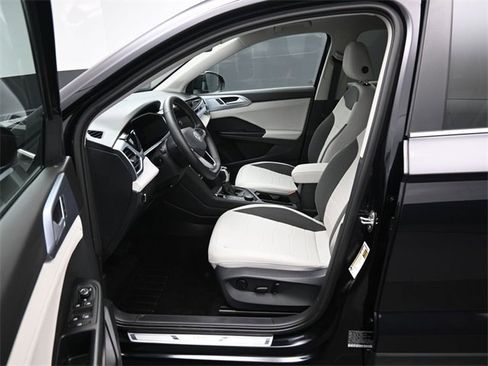 Certified 2025 Volkswagen Taos SE w/ Panoramic Sunroof Package image 9