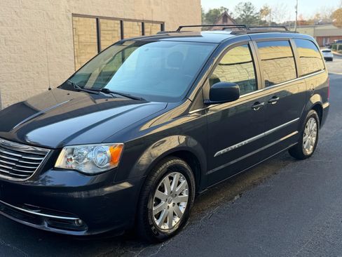 Used 2014 Chrysler Town & Country Touring FWD image 38