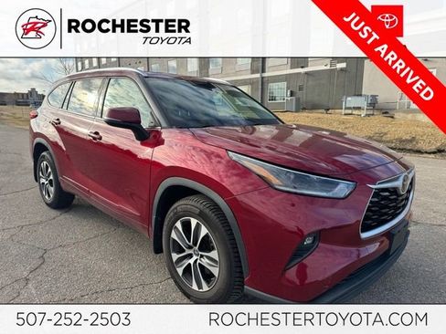 Used 2021 Toyota Highlander XLE image 1