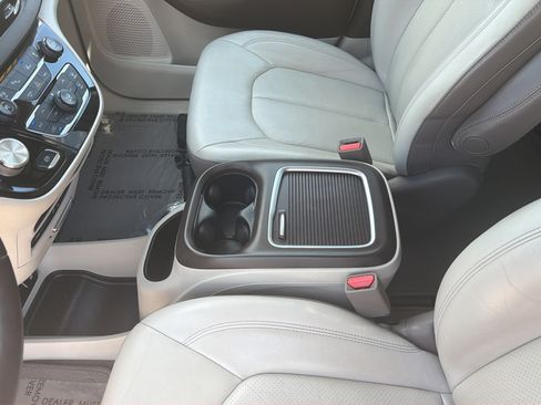 Used 2017 Chrysler Pacifica Touring-L Plus w/ Advanced Safetytec Group FWD image 21