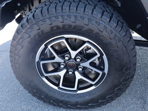 Used 2025 Jeep Gladiator Rubicon w/ Convenience Group AWD/4WD image 14
