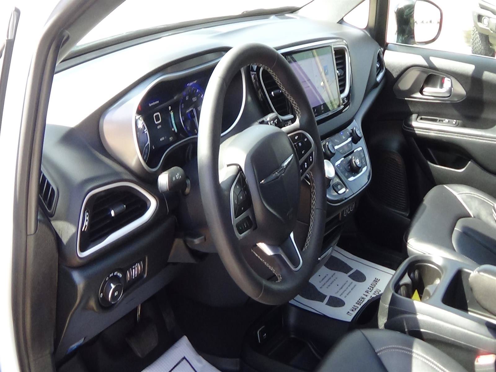 Certified 2025 Chrysler Pacifica Select FWD image 15
