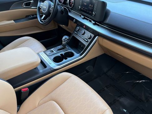 Used 2024 Kia Carnival LX image 14