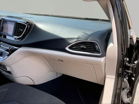 Used 2023 Chrysler Voyager LX FWD image 19