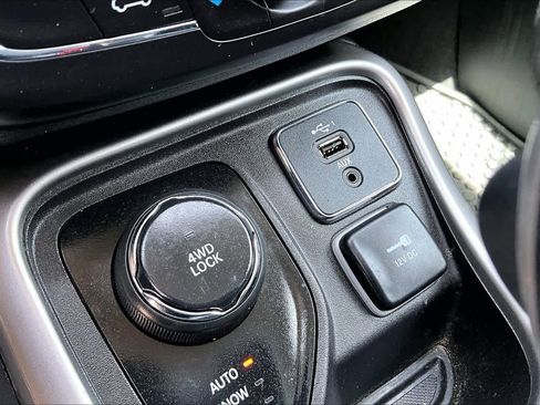 Used 2019 Jeep Compass Latitude w/ Cold Weather Group image 32