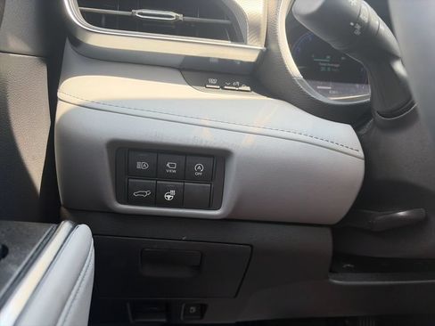 Used 2025 Toyota Highlander Platinum AWD/4WD image 32