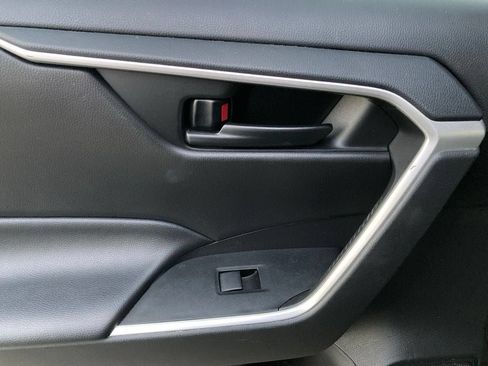 Used 2021 Toyota RAV4 LE FWD image 11
