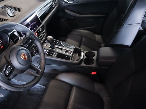 Used 2026 Porsche Macan AWD/4WD image 18