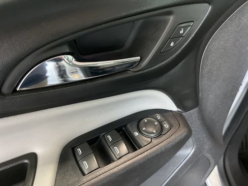 Used 2019 Chevrolet Equinox LS FWD image 4