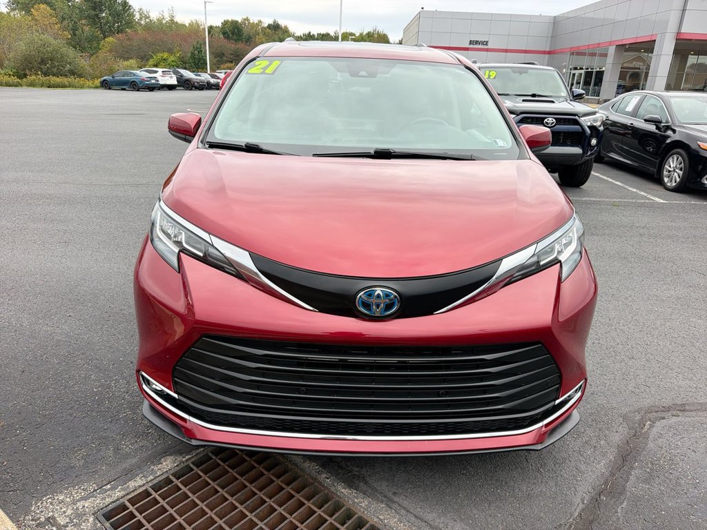 Used 2021 Toyota Sienna XLE AWD/4WD image 3
