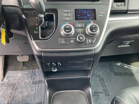 Used 2015 Toyota Sienna SE FWD image 23