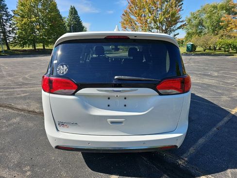 Used 2018 Chrysler Pacifica Touring Plus w/ Tire & Wheel Group FWD image 5