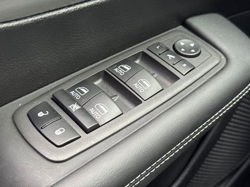 New 2023 Chrysler Pacifica Limited w/ Uconnect Theater Family Group image 24