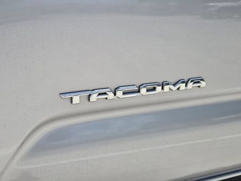 Used 2017 Toyota Tacoma TRD Sport w/ Tow Package RWD image 12