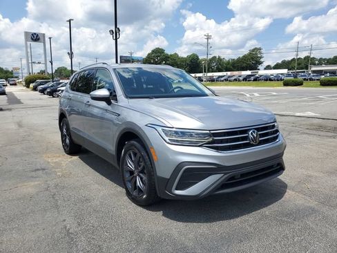 Used 2023 Volkswagen Tiguan SE w/ Panoramic Sunroof Package FWD image 3