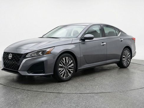 Used 2025 Nissan Altima 2.5 SV FWD image 3