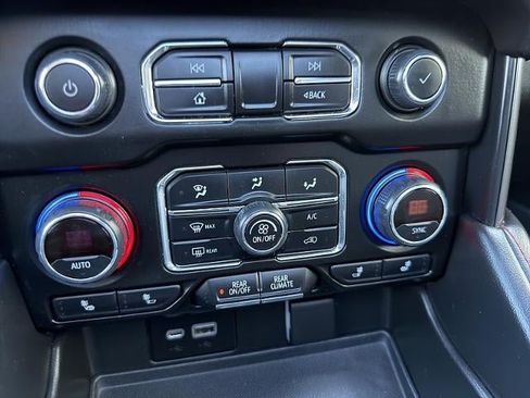 Used 2022 Chevrolet Suburban RST w/ Sport Performance Package AWD/4WD image 33