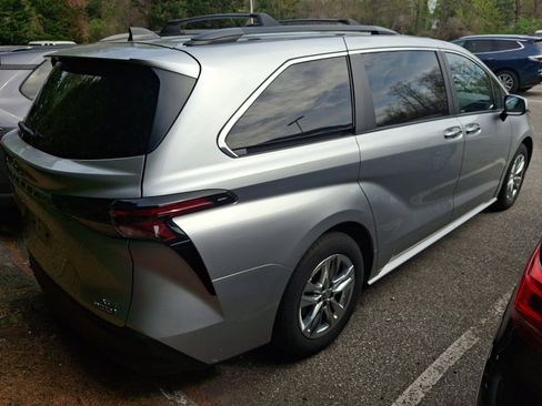 Used 2023 Toyota Sienna XLE w/ XLE Plus Package image 4