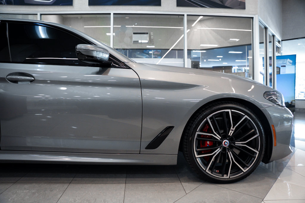 Used 2023 BMW M550i xDrive w/ Executive Package AWD/4WD image 3