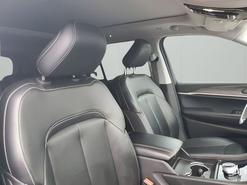 Used 2024 Jeep Grand Cherokee Limited w/ Black Appearance Package image 15